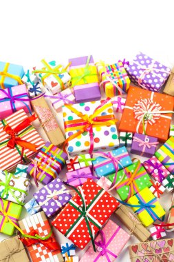 Renkli hediye kutuları renkli şeritler. Sarı arka plan. Noel veya doğum günü için hediyeler.