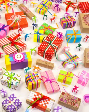 Renkli hediye kutuları renkli şeritler. Sarı arka plan. Noel veya doğum günü için hediyeler.