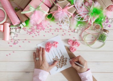 Pembe hediye kutuları. Tüyler, rhinestones, çiçek ve scrapbooking.