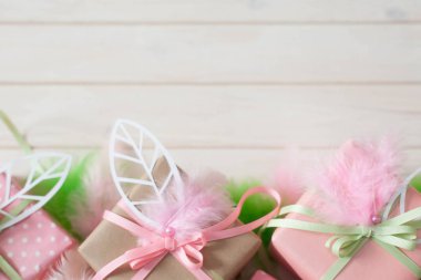 Pembe hediye kutuları. Tüyler, rhinestones, çiçek ve scrapbooking.