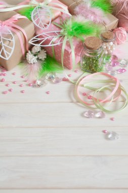 Pembe hediye kutuları. Tüyler, rhinestones, çiçek ve scrapbooking.