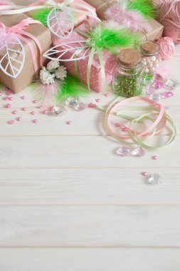 Pembe hediye kutuları. Tüyler, rhinestones, çiçek ve scrapbooking.