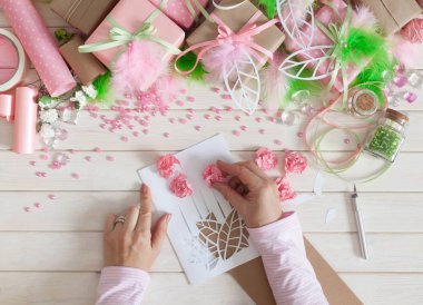 Pembe hediye kutuları. Tüyler, rhinestones, çiçek ve scrapbooking.