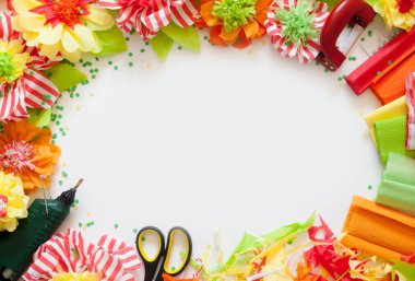 beyaz üzerinde el yapımı kağıt çiçekler