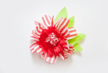 beyaz üzerinde el yapımı kağıt çiçekler