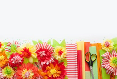 beyaz üzerinde el yapımı kağıt çiçekler