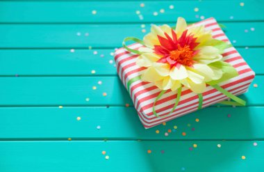 Çiçekler kağıttan yapılmış. Nane arka plan.