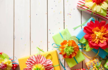 Çiçekler kağıttan yapılmış. Beyaz tahta arka plan.