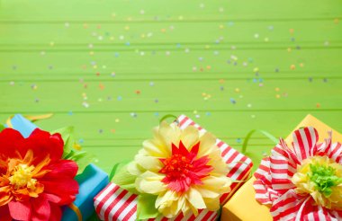 Çiçekler kağıttan yapılmış. Yeşil arka plan