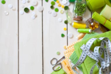 Dikiş malzemeleri. Renkli kumaş, iplik ve düğmeler bir wh