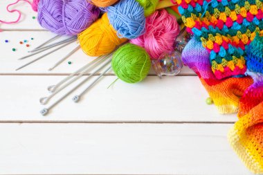 Renkli kumaş, iplik, iplik, boya kalemi ve boyalar. Renkli materyaller masanın üzerinde yaratıcı çalışma için. İğne işi yap. Her şey için el yapımı.