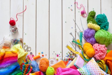 Renkli kumaş, iplik, iplik, boya kalemi ve boyalar. Renkli materyaller masanın üzerinde yaratıcı çalışma için. İğne işi yap. Her şey için el yapımı.