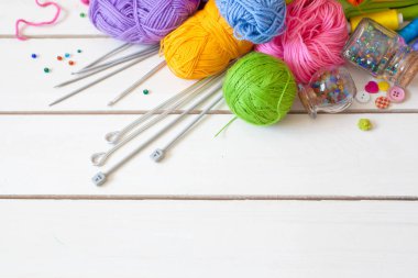 Renkli kumaş, iplik, iplik, boya kalemi ve boyalar. Renkli materyaller masanın üzerinde yaratıcı çalışma için. İğne işi yap. Her şey için el yapımı.