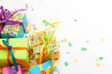 Renkli hediye kutuları renkli şeritler. Beyaz arka plan. Noel veya doğum günü için hediyeler.