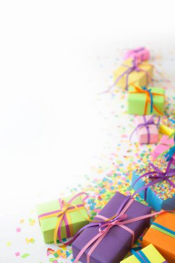 Renkli hediye kutuları renkli şeritler. Beyaz arka plan. Noel veya doğum günü için hediyeler.
