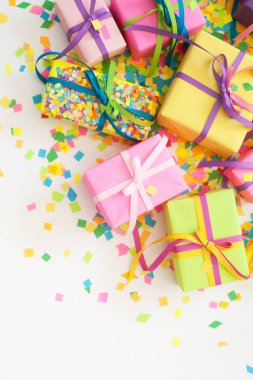 Renkli hediye kutuları renkli şeritler. Beyaz arka plan. Noel veya doğum günü için hediyeler.