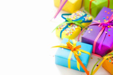 Renkli hediye kutuları renkli şeritler. Beyaz arka plan. Noel veya doğum günü için hediyeler.