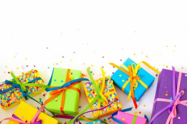 Renkli hediye kutuları renkli şeritler. Beyaz arka plan. Noel veya doğum günü için hediyeler.