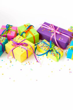 Renkli hediye kutuları renkli şeritler. Beyaz arka plan. Noel veya doğum günü için hediyeler.