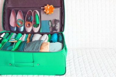 Bavuldaki sipariş. Yolculukta giysi toplayın..