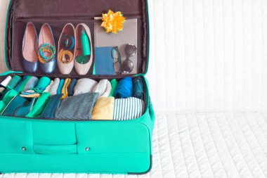 Bavuldaki sipariş. Yolculukta giysi toplayın..