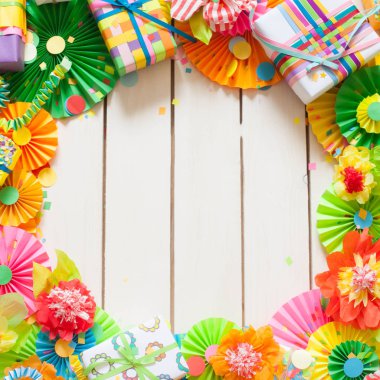 Renkli bayraklar çelenk, hediyeler ve rozet