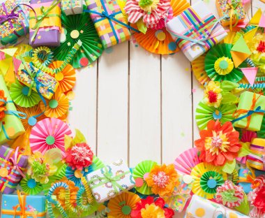 Renkli bayraklar çelenk, hediyeler ve rozet