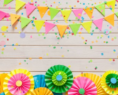 Renkli bayraklar çelenk, hediyeler ve rozet