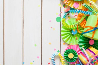 Renkli bayraklar çelenk, hediyeler ve rozet