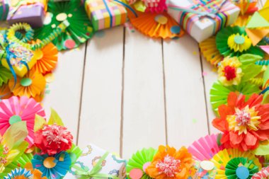 Renkli bayraklar çelenk, hediyeler ve rozet