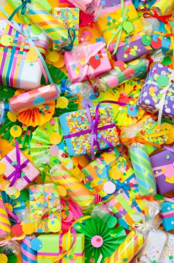 Sarı bir arka planda konfeti ve parlak hediyeler ile kutlama kraker.