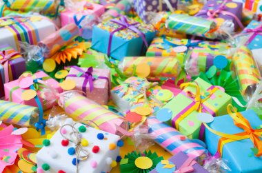 Sarı bir arka planda konfeti ve parlak hediyeler ile kutlama kraker.