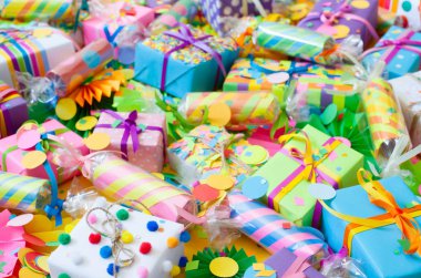 Sarı bir arka planda konfeti ve parlak hediyeler ile kutlama kraker.