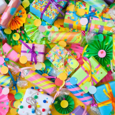 Sarı bir arka planda konfeti ve parlak hediyeler ile kutlama kraker.