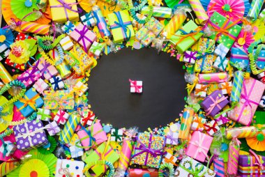 Bir blak arka planda konfeti ile kutlama kraker