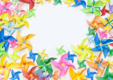 Beyaz arka planda göl kenarında kağıt yel değirmeni