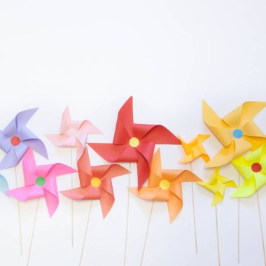 Beyaz arka planda göl kenarında kağıt yel değirmeni