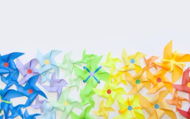 Beyaz arka planda göl kenarında kağıt yel değirmeni