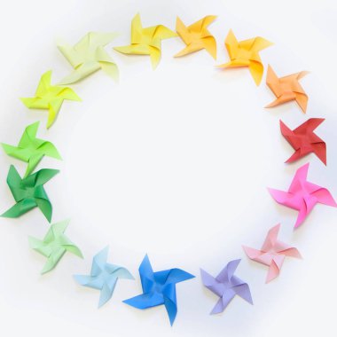 Beyaz arka planda göl kenarında kağıt yel değirmeni