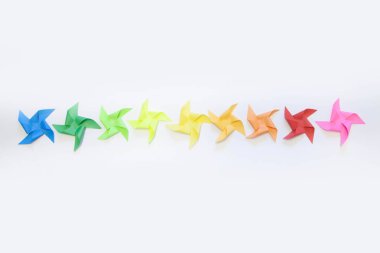 Beyaz arka planda göl kenarında kağıt yel değirmeni