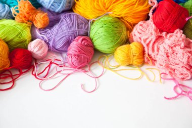 Renkli iplik topları. Yukarıdan bak. Gökkuşağı renkleri. Her renkten. Örgü örmek için iplik. İplik derileri.