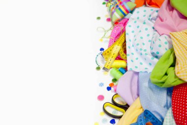 Renkli kumaş, iplik, iplik, boya kalemi ve boyalar. Renkli materyaller masanın üzerinde yaratıcı çalışma için. İğne işi yap. Her şey için el yapımı.