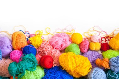 Renkli iplik topları. Yukarıdan bak. Gökkuşağı renkleri. Her renkten. Örgü örmek için iplik. İplik derileri.