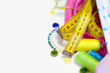 Renkli kumaş, iplik, iplik, boya kalemi ve boyalar. Renkli materyaller masanın üzerinde yaratıcı çalışma için. İğne işi yap. Her şey için el yapımı.