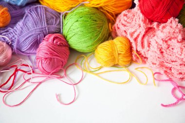 Renkli iplik topları. Yukarıdan bak. Gökkuşağı renkleri. Her renkten. Örgü örmek için iplik. İplik derileri.