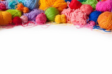 Renkli iplik topları. Yukarıdan bak. Gökkuşağı renkleri. Her renkten. Örgü örmek için iplik. İplik derileri.