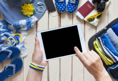 Seyahat aksesuarları, seyahat kavramı arka plan temel tatil öğeler havai görünümü