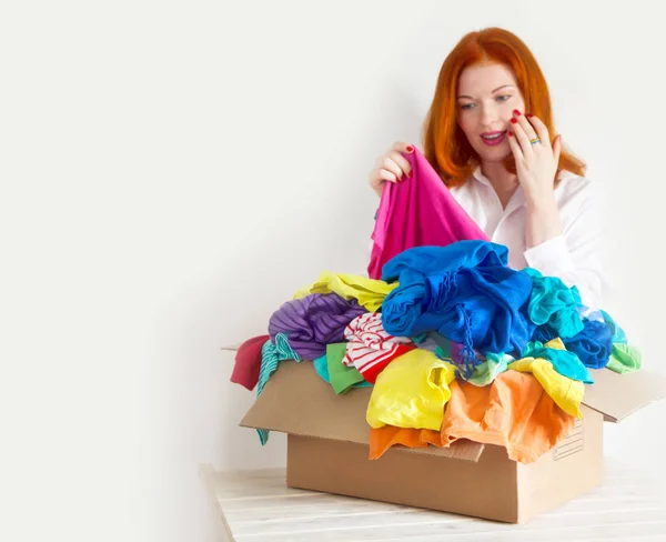 Rapariga Escolhe Coisas Extras Que Deitariam Fora Uma Caixa Para — Fotografia de Stock