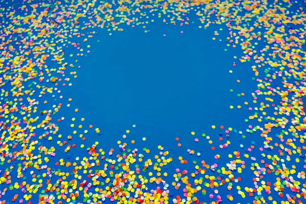 Confetti Colorido Frente Fondo Azul — Foto de Stock