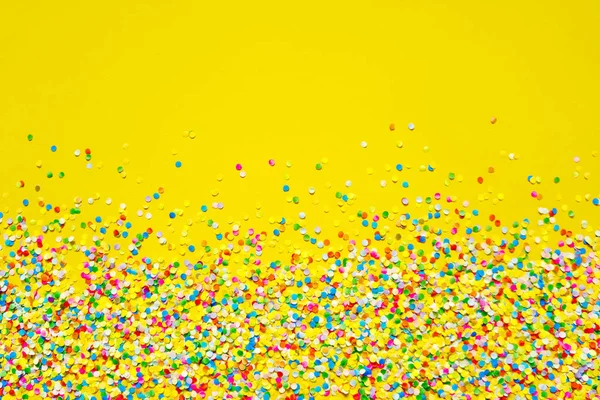 Confetti Colorido Frente Fundo Laranja — Fotografia de Stock